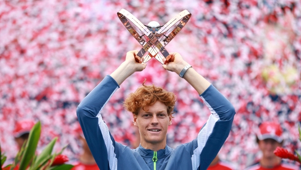 TORONTO, ON - AUGUST 13: Jannik Sinner of Italy lifts the champions trophy after his win against Alex De Minaur of Australia in the Singles Final during Day Seven of the National Bank Open, part of the Hologic ATP Tour, at Sobeys Stadium on August 13, 2023 in Toronto, Canada.   Vaughn Ridley/Getty Images (Photo by Vaughn Ridley / GETTY IMAGES NORTH AMERICA / Getty Images via AFP)
