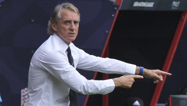 Italy coach Roberto Mancini gives instructions from the side line during the Nations League third place soccer match between the Netherlands and Italy at De Grolsch Veste stadium in Enschede, Netherlands, Sunday, June 18, 2023. (AP Photo/Patrick Post)