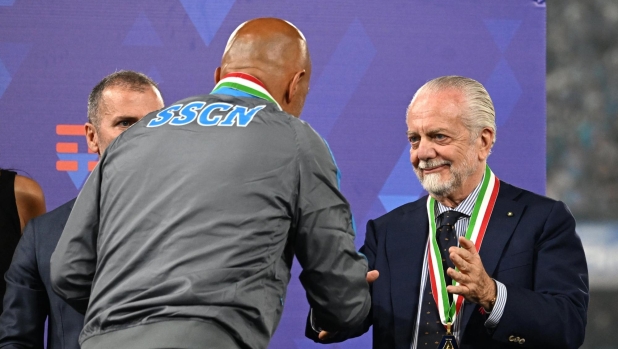 NAPLES, ITALY - JUNE 04: President of SSC Napoli, Aurelio De Laurentiis, shakes hands with Luciano Spalletti, Head Coach of SSC Napoli, next to the Serie A trophy following the Serie A match between SSC Napoli and UC Sampdoria at Stadio Diego Armando Maradona on June 04, 2023 in Naples, Italy. (Photo by Francesco Pecoraro/Getty Images)