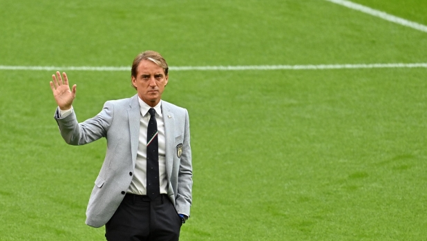 epa09303910 Italy's head coach Roberto Mancini inspects the pitch prior to the UEFA EURO 2020 round of 16 soccer match between Italy and Austria in London, Britain, 26 June 2021.  EPA/Justin Tallis / POOL (RESTRICTIONS: For editorial news reporting purposes only. Images must appear as still images and must not emulate match action video footage. Photographs published in online publications shall have an interval of at least 20 seconds between the posting.)