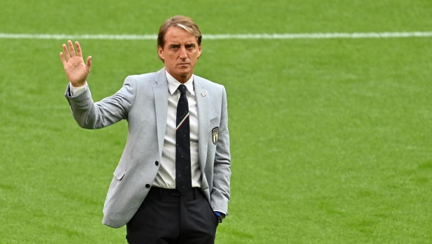 epa09303910 Italy's head coach Roberto Mancini inspects the pitch prior to the UEFA EURO 2020 round of 16 soccer match between Italy and Austria in London, Britain, 26 June 2021.  EPA/Justin Tallis / POOL (RESTRICTIONS: For editorial news reporting purposes only. Images must appear as still images and must not emulate match action video footage. Photographs published in online publications shall have an interval of at least 20 seconds between the posting.)