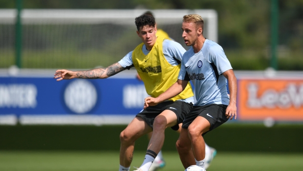 COMO, ITALY - AUGUST 17: Davide Frattesi of FC Internazionale in action during the FC Internazionale training session at Suning Training Center at Appiano Gentile on August 17, 2023 in Como, Italy. (Photo by Mattia Pistoia - Inter/Inter via Getty Images)