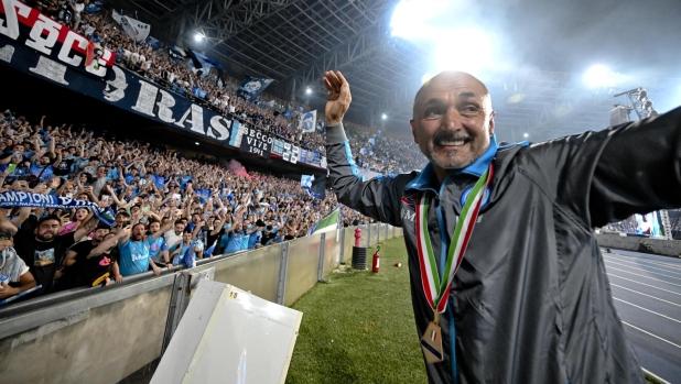 SSC NapoliÂ?s coach Luciano Spalletti celebrates the Scudetto, the trophy of Italian Serie A Championship, during the ceremony at the end of the Italian Serie A soccer match SSC Napoli vs UC Sampdoria at the Diego Armando Maradona stadium in Naples, Italy, 04 June 2023. ANSA/CIRO FUSCO/POOL