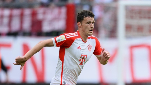 MUNICH, GERMANY - MAY 20: Benjamin Pavard of Bayern Munich controls the ball  during the Bundesliga match between FC Bayern München and RB Leipzig at Allianz Arena on May 20, 2023 in Munich, Germany. (Photo by Matthias Hangst/Getty Images)