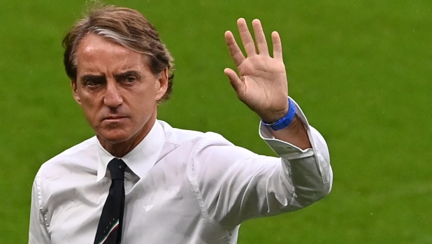 (FILES) Italy's coach Roberto Mancini greets supporters ahead of the UEFA EURO 2020 final football match between Italy and England at the Wembley Stadium in London on July 11, 2021. Roberto Mancini has resigned as coach of European champions Italy, the Italian Football Federation (FIGC) announced on August 13, 2023. The FIGC said in a statement "it has taken note of the resignation of Roberto Mancini as coach of the Italian national team received late evening on August 12, 2023", adding a new coach would be appointed "in the coming days". (Photo by FACUNDO ARRIZABALAGA / POOL / AFP)