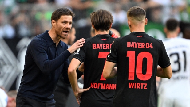 26 August 2023, North Rhine-Westphalia, Mönchengladbach: Soccer: Bundesliga, Borussia Mönchengladbach - Bayer Leverkusen, Matchday 2, Stadium im Borussia-Park. Leverkusen coach Xabi Alonso (l-r) talks to Jonas Hofmann. Photo: Federico Gambarini/dpa - IMPORTANT NOTE: In accordance with the requirements of the DFL Deutsche Fußball Liga and the DFB Deutscher Fußball-Bund, it is prohibited to use or have used photographs taken in the stadium and/or of the match in the form of sequence pictures and/or video-like photo series. (Photo by FEDERICO GAMBARINI / DPA / dpa Picture-Alliance via AFP)