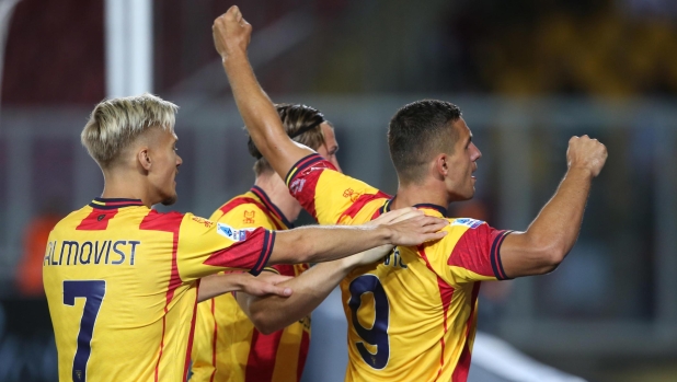 US Lecce's Nikola Krstovic celebrated by his teammates after scoring the goal during the Italian Serie A soccer match US Lecce - US Salernitana at the Via del Mare stadium in Lecce, Italy, 3 september 2023. ANSA/ABBONDANZA SCURO LEZZI