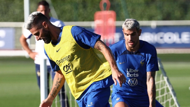 France's forward Olivier Giroud (C) controls the ball next to France's defender Theo Hernandez during a training session in Clairefontaine-en-Yvelines on September 4, 2023, as part of the team's preparation for upcoming UEFA Euro 2024 football tournament qualifying matches. France will play against Ireland on September 7, 2023, in the Group B of Euro 2024 qualifiers. (Photo by FRANCK FIFE / AFP)