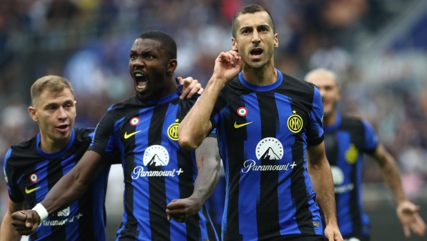 MILAN, ITALY - SEPTEMBER 16: Henrikh Mkhitaryan of FC Internazionale celebrates with his team-mate Marcus Thuram after scoring the opening goal during the Serie A TIM match between FC Internazionale and AC Milan at Stadio Giuseppe Meazza on September 16, 2023 in Milan, Italy. (Photo by Marco Luzzani/Getty Images)