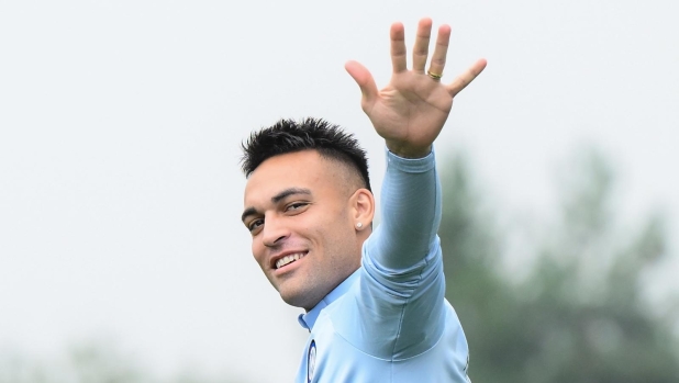 COMO, ITALY - SEPTEMBER 18: Lautaro Martinez of FC Internazionale greets during the FC Internazionale training session at Suning Training Centre at Appiano Gentile on September 18, 2023 in Como, Italy. (Photo by Mattia Pistoia - Inter/Inter via Getty Images)
