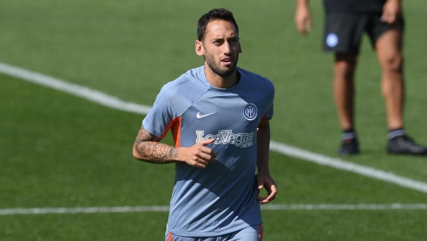 COMO, ITALY - SEPTEMBER 19: Hakan Calhanoglu of FC Internazionale in action during the FC Internazionale training session at Suning Training Centre at Appiano Gentile on September 19, 2023 in Como, Italy. (Photo by Mattia Pistoia - Inter/Inter via Getty Images)