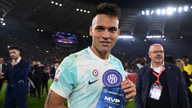 ROME, ITALY - MAY 24:  Lautaro Martinez of FC Internazionale celebrates the win after receiving the MVP award during the award ceremony at the end of the Coppa Italia final match between ACF Fiorentina and FC Internazionale at Stadio Olimpico on May 24, 2023 in Rome, Italy. (Photo by Mattia Ozbot - Inter/Inter via Getty Images)