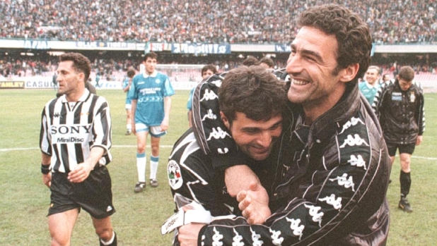 Rampulla, secondo portiere della Juventus, abbraccia a fine gara Peruzzi, che con una bella parata su tiro di Aglietti al 94/o ha salvato il pareggio.        PAL     CIRO FUSCO / ANSA