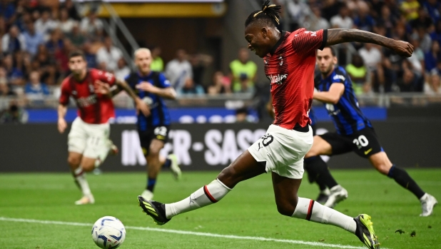 Foto Massimo Paolone/LaPresse 16 settembre 2023 Milano, Italia - sport, calcio - FC Inter vs AC Milan - Campionato italiano di calcio Serie A TIM 2023/2024 - Stadio San Siro. Nella foto: Rafael Leao (AC Milan);   September 16, 2023 Milan, Italy - sport, calcio - FC Inter vs AC Milan - Serie A Football Championship 2023/2024 - San Siro Stadium. In the pic: Rafael Leao (AC Milan);