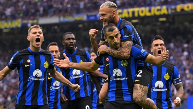 MILAN, ITALY - SEPTEMBER 16: Henrikh Mkhitaryan of FC Internazionale celebrates with teammates after scoring their team's first goal during the Serie A TIM match between FC Internazionale and AC Milan at Stadio Giuseppe Meazza on September 16, 2023 in Milan, Italy. (Photo by Mattia Ozbot - Inter/Inter via Getty Images)