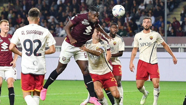 Torino's Duvan Zapata and Roma's Gianluca Mancini in action during the italian Serie A soccer match Torino FC vs AS Roma at the Olimpico Grande Torino Stadium in Turin, Italy, 24 september 2023 ANSA/ALESSANDRO DI MARCO