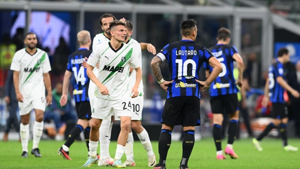 MILAN, ITALY - SEPTEMBER 27: Lautaro Martinez of FC Internazionale looks dejected at the end of the Serie A TIM match between FC Internazionale and US Sassuolo at Stadio Giuseppe Meazza on September 27, 2023 in Milan, Italy. (Photo by Mattia Pistoia - Inter/Inter via Getty Images)