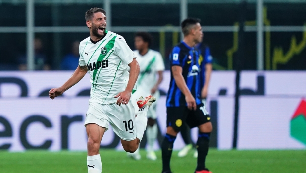 Foto Spada/LaPresse 27 settembre  2023 - Milano, Italia - sport, calcio - inter vs Sassuolo  - Campionato italiano di calcio Serie A TIM 2023/2024 - Stadio San Siro. Nella foto: esultanza dopo il gol 1-2 Domenico Berardi (US Sassuolo); September 27, 2023 Milan, Italy - sport, calcio - inter vs Sassuolo  - Italian Serie A Football Championship 2023/2024 - San Siro Stadium. In the pic: celebrates after scoring 1-2 Domenico Berardi (US Sassuolo);