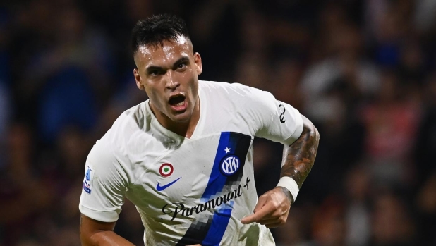 SALERNO, ITALY - SEPTEMBER 30:  Lautaro Martinez of FC Internazionale celebrates after scoring the goal during the Serie A TIM match between US Salernitana and FC Internazionale at Stadio Arechi on September 30, 2023 in Salerno, Italy. (Photo by Mattia Pistoia - Inter/Inter via Getty Images)