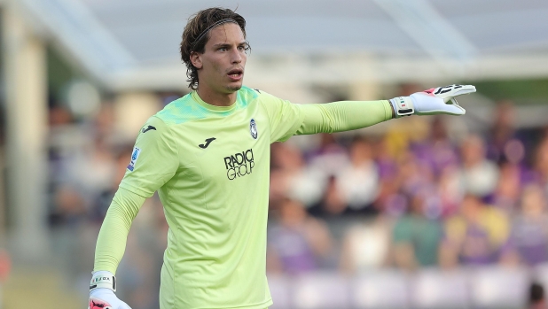 FLORENCE, ITALY - SEPTEMBER 17: Marco Carnesecchi goalkeeper of Atalanta BC gestures during the Serie A TIM match between ACF Fiorentina and Atalanta BC at Stadio Artemio Franchi on September 17, 2023 in Florence, Italy. (Photo by Gabriele Maltinti/Getty Images)