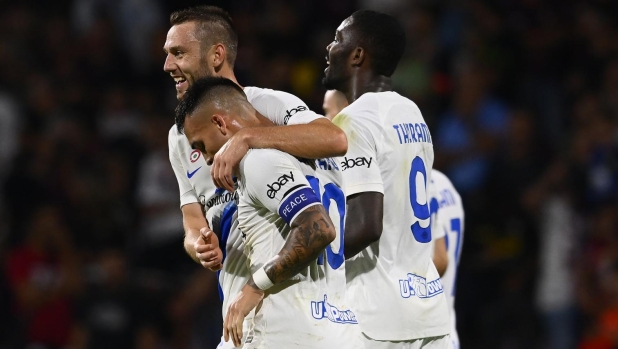 SALERNO, ITALY - SEPTEMBER 30:  Lautaro Martinez of FC Internazionale celebrates with team-mates after scoring the goal during the Serie A TIM match between US Salernitana and FC Internazionale at Stadio Arechi on September 30, 2023 in Salerno, Italy. (Photo by Mattia Pistoia - Inter/Inter via Getty Images)