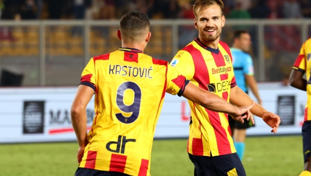 LECCE, ITALY - OCTOBER 06: Nikola Krstovic of Lecce celebrates with his teammate Marin Pongracic after scoring his team's first goal during the Serie A TIM match between US Lecce and US Sassuolo at Stadio Via del Mare on October 06, 2023 in Lecce, Italy. (Photo by Maurizio Lagana/Getty Images)