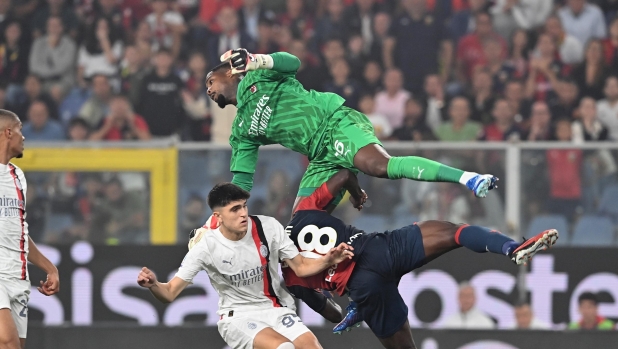 GENOA, ITALY - OCTOBER 07:  Mike Maignan of AC Milan in action during the Serie A TIM match between Genoa CFC and AC Milan at Stadio Luigi Ferraris on October 07, 2023 in Genoa, Italy. (Photo by Claudio Villa/AC Milan via Getty Images)