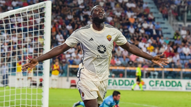 CAGLIARI, ITALY - OCTOBER 08: Romelu Lukaku of AS Roma celebrates after scored the fourth goal for his team during the Serie A TIM match between Cagliari Calcio and AS Roma at Sardegna Arena on October 08, 2023 in Cagliari, Italy. (Photo by Fabio Rossi/AS Roma via Getty Images)