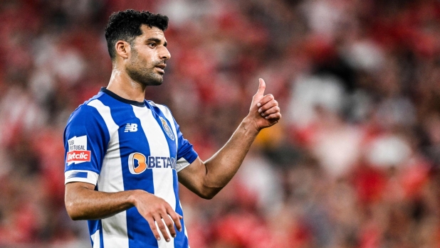 Porto's Iranian forward #09 Mehdi Taremi gives a thumbs-up during the Portuguese league football match between SL Benfica and FC Porto at the Luz stadium in Lisbon on September 29, 2023. (Photo by Patricia DE MELO MOREIRA / AFP)