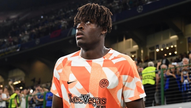 MILAN, ITALY - OCTOBER 03: Yann Bisseck of FC Internazionale warms up ahead before the UEFA Champions League match between FC Internazionale and SL Benfica at Stadio Giuseppe Meazza on October 03, 2023 in Milan, Italy. (Photo by Mattia Pistoia - Inter/Inter via Getty Images)