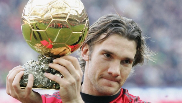 AC Milan's Ukrainian forward Andriy Shevchenko shows his Golden Ball European Footballer of the Year trophy to supporters before their Italian serie A football match against Lecce at San Siro stadium in Milan 06 January 2005.  AFP PHOTO/PACO SERINELLI (Photo by PACO SERINELLI / AFP)