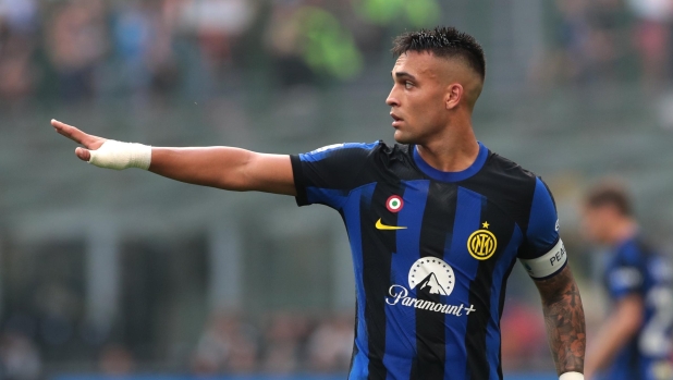 MILAN, ITALY - OCTOBER 07: Lautaro Martinez of Inter gestures during the Serie A TIM match between FC Internazionale and Bologna FC at Stadio Giuseppe Meazza on October 07, 2023 in Milan, Italy. (Photo by Emilio Andreoli - Inter/Inter via Getty Images)