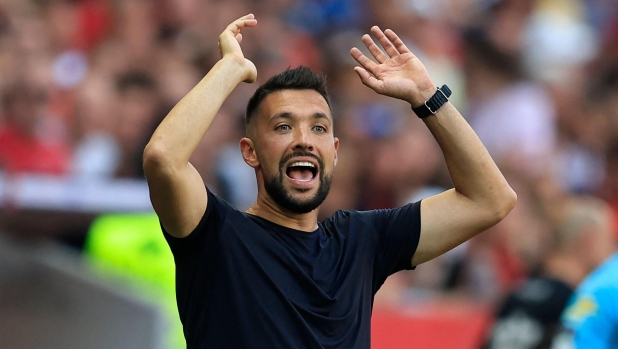 Nice's Italian head coach Francesco Farioli gives instructions to his players during the French L1 football match between OGC Nice and Stade Brestois 29 at the Allianz Riviera Stadium in Nice, south-eastern France, on October 1, 2023. (Photo by Valery HACHE / AFP)