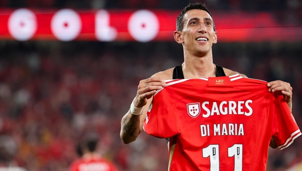 epa10890997 Benfica's Angel Di Maria celebrates with his teammates after scoring the 1-0 goal during the Portuguese First League soccer match between Benfica CP and FC Porto, in Lisbon, Portugal, 29 September 2023.  EPA/JOSE SENA GOULAO