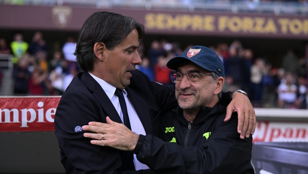 TURIN, ITALY - JUNE 03:  Head coach of FC Internazionale Simone Inzaghi shakes hands with head coach of Torino FC Ivan Juric during the Serie A match between Torino FC and FC Internazionale at Stadio Olimpico di Torino on June 03, 2023 in Turin, Italy. (Photo by Mattia Ozbot - Inter/Inter via Getty Images)