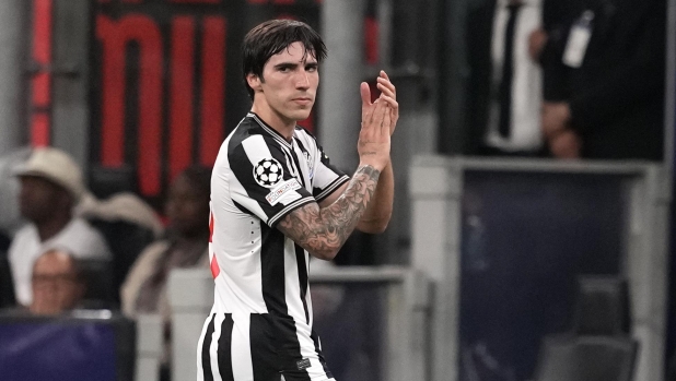 FILE - Newcastle's Sandro Tonali applauds as he leaves the pitch during the Champions League group F soccer match between AC Milan and Newcastle at the San Siro stadium in Milan, Italy, Tuesday, Sept. 19, 2023. Newcastle midfielder Sandro Tonali will be available to play Saturday, Oct. 21, 2023, despite the Italy international being involved in a betting investigation in his home country. (AP Photo/Antonio Calanni, File)