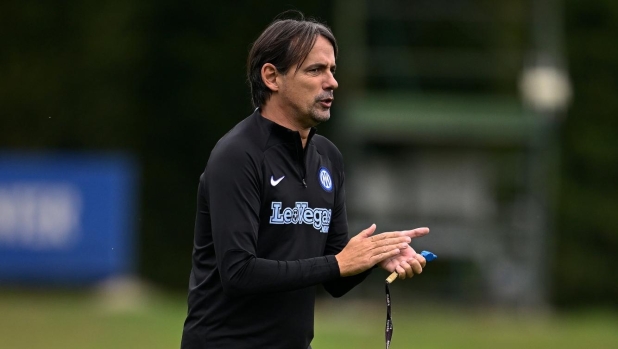 COMO, ITALY - OCTOBER 26: Head Coach Simone Inzaghi of FC Internazionale during the FC Internazionale training session at the club's training ground Suning Training Center at Appiano Gentile on October 26, 2023 in Como, Italy. (Photo by Mattia Ozbot - Inter/Inter via Getty Images)