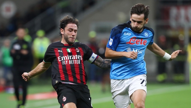 MILAN, ITALY - SEPTEMBER 18: Davide Calabria of AC Milan battles for possession with Khvicha Kvaratskhelia of SSC Napoli during the Serie A match between AC Milan and SSC Napoli at Stadio Giuseppe Meazza on September 18, 2022 in Milan, Italy. (Photo by Marco Luzzani/Getty Images)