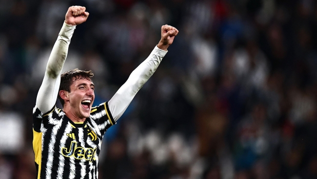 Juventus Italian defender Andrea Cambiaso (C) celebrates after scoring a first goal for his team during the Italian Serie A football match Juventus vs Hellas Verona at the Allianz Stadium in Turin on October 28, 2023. (Photo by MARCO BERTORELLO / AFP)