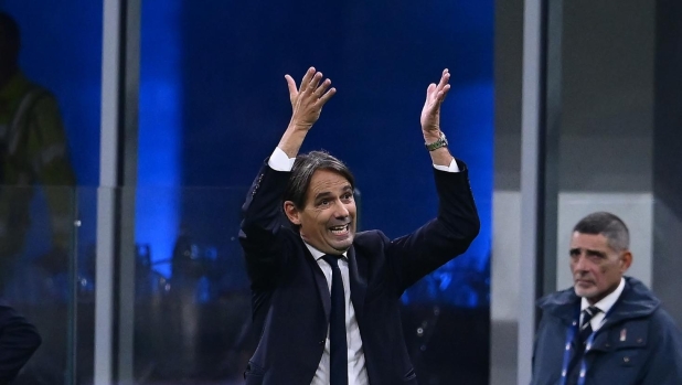 MILAN, ITALY - OCTOBER 29: Head coach of FC Internazionale Simone Inzaghi reacts during the Serie A TIM match between FC Internazionale and AS Roma at Stadio Giuseppe Meazza on October 29, 2023 in Milan, Italy. (Photo by Mattia Pistoia - Inter/Inter via Getty Images)