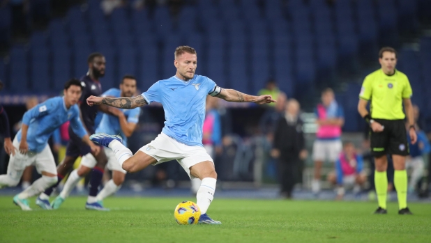 ROME, ITALY - OCTOBER 30:  Ciro Immobile of SS Lazio scores the opening goal from penalty spot during the Serie A TIM match between SS Lazio and ACF Fiorentina at Stadio Olimpico on October 30, 2023 in Rome, Italy. (Photo by Paolo Bruno/Getty Images)