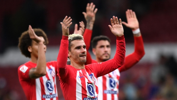 MADRID, SPAIN - OCTOBER 29: Antoine Griezmann of Atletico Madrid shows appreciation to the fans at full-time following the team's victory in the LaLiga EA Sports match between Atletico Madrid and Deportivo Alaves at Civitas Metropolitano Stadium on October 29, 2023 in Madrid, Spain. (Photo by Denis Doyle/Getty Images)
