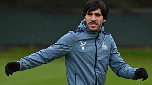 Newcastle United's Italian midfielder #08 Sandro Tonali attends a training session at the team's training facility in Newcastle-upon-Tyne, northeast England, on October 24, 2023 on the eve of their UEFA Champions League group F football match against Borussia Dortmund. (Photo by Oli SCARFF / AFP)
