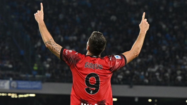 NAPLES, ITALY - OCTOBER 29:  Olivier Giroud of AC Milan celebrates after scoring the goal during the Serie A TIM match between SSC Napoli and AC Milan at Stadio Diego Armando Maradona on October 29, 2023 in Naples, Italy. (Photo by Claudio Villa/AC Milan via Getty Images)