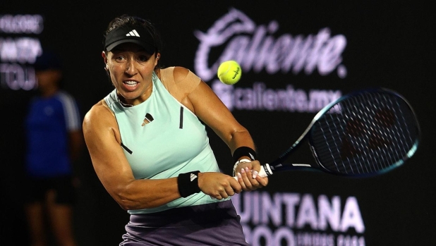 epa10958775 US tennis player Jessica Pegula in action against Coco Gauff of the US during a match of the WTA Finals Cancun women's tennis tournament in Cancun, Mexico, 04 November 2023.  EPA/Alonso Cupul