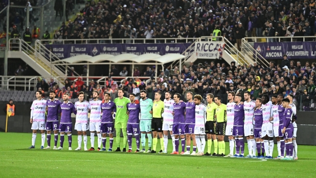 Fiorentina and Juventus players before the Italian serie A soccer match ACF Fiorentina vs Juventus FC at Artemio Franchi Stadium in Florence, Italy, 5 Novembre 2023. The players of Fiorentina and Juventus united and embraced in the middle of the pitch in memory of the victims of the flood that hit Tuscany in recent days. ANSA/CLAUDIO GIOVANNINI