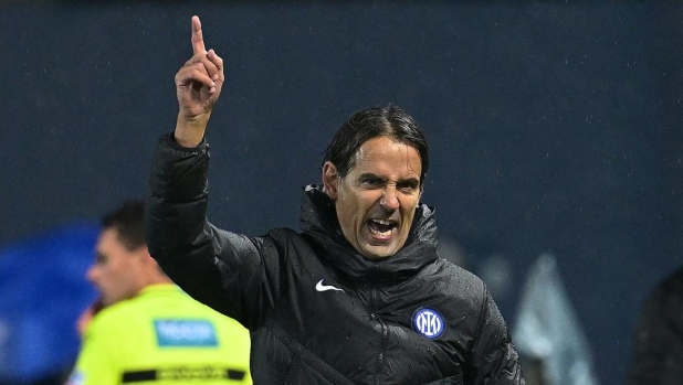 BERGAMO, ITALY - NOVEMBER 04:  Head coach of FC Internazionale Simone Inzaghi reacts during the Serie A TIM match between Atalanta BC and FC Internazionale at Gewiss Stadium on November 04, 2023 in Bergamo, Italy. (Photo by Mattia Ozbot - Inter/Inter via Getty Images)
