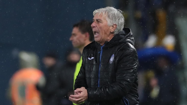 BERGAMO, ITALY - NOVEMBER 04: Atalanta BC coach Gian Piero Gasperini issues instructions to his players during the Serie A TIM match between Atalanta BC and FC Internazionale at Gewiss Stadium on November 04, 2023 in Bergamo, Italy. (Photo by Emilio Andreoli/Getty Images)