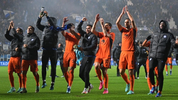 BERGAMO, ITALY - NOVEMBER 04:  Players of FC Internazionale celebrate the win at the end of the Serie A TIM match between Atalanta BC and FC Internazionale at Gewiss Stadium on November 04, 2023 in Bergamo, Italy. (Photo by Mattia Ozbot - Inter/Inter via Getty Images)