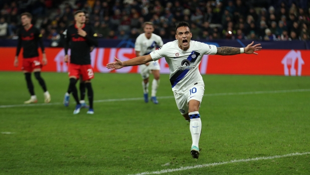 SALZBURG, AUSTRIA - NOVEMBER 08: Lautaro Martinez of FC Internazionale celebrates after scoring the team's first goal during the UEFA Champions League match between FC Salzburg and FC Internazionale at Red Bull Arena on November 08, 2023 in Salzburg, Austria. (Photo by Leonhard Simon/Getty Images)
